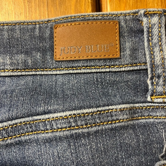 Judy Blue Dark Wash Skinny Jeans with Frayed Hem - Picture 4 of 4